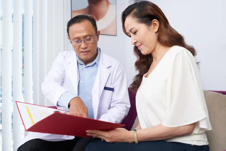 Marketing chirurgie esthétique Chirurgien esthétique qui reçoit une patiente en consultation