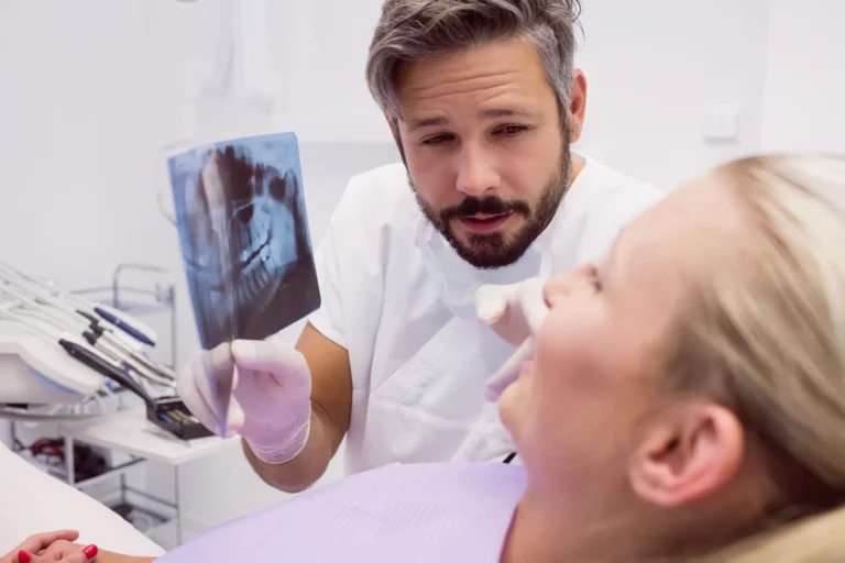 Marketing dentaire Dentiste qui explique une radiographie dentaire à sa patiente