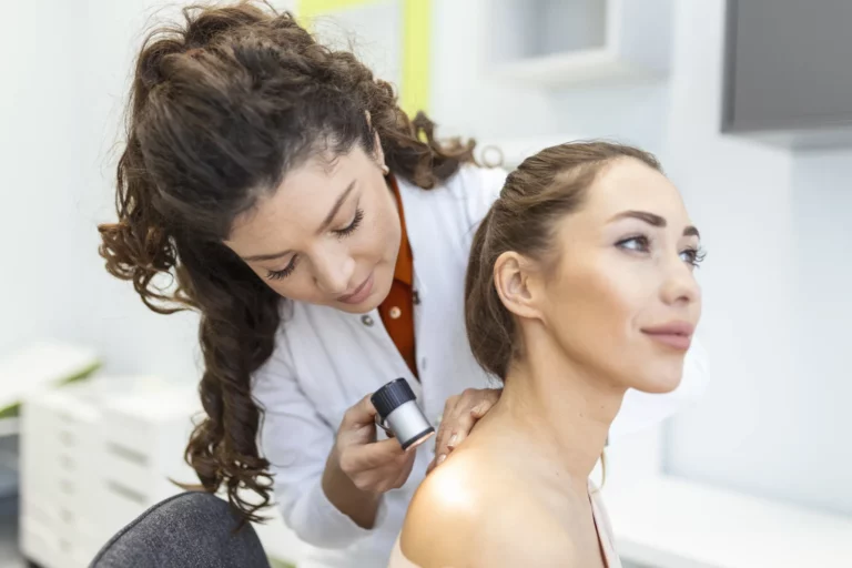 Marketing dermatologie Dermatologue qui examine un grain de beauté au dermatoscope