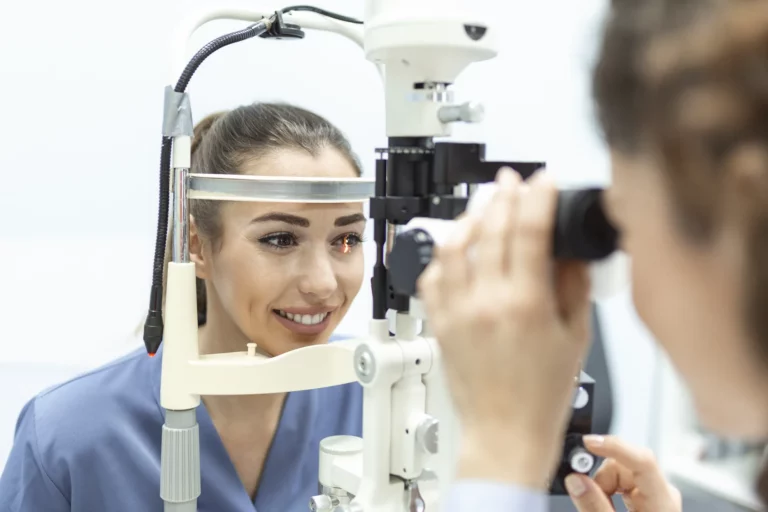 Marketing ophtalmologie Ophtalmologiste qui examine une patiente à la lampe à fente