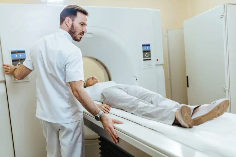 Marketing radiologie Manipulateur radio qui installe une patiente pour une IRM