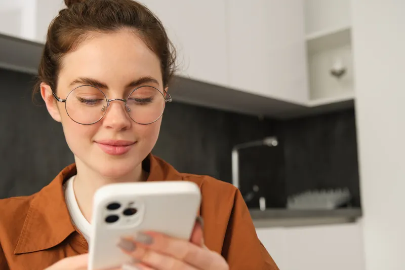 Recherche d’un praticien sur smartphone Patiente qui cherche un praticien sur son smartphone